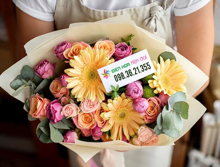 close-up-hands-holding-flowers-bouquet