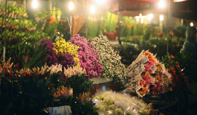 Chọn hoa đẹp ở chợ